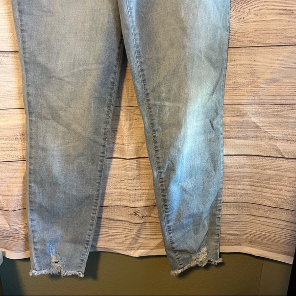 Sofia Jeans Light Wash Curvy Skinny Frayed Jean Size 10 - Picture 4 of 8